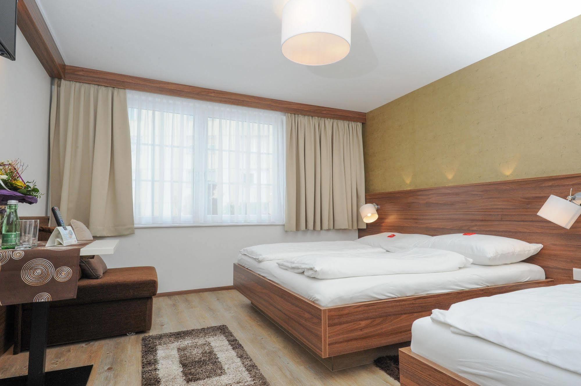 Hotel Restaurant Wallner I Contactless Check-In Sankt Valentin Exterior foto